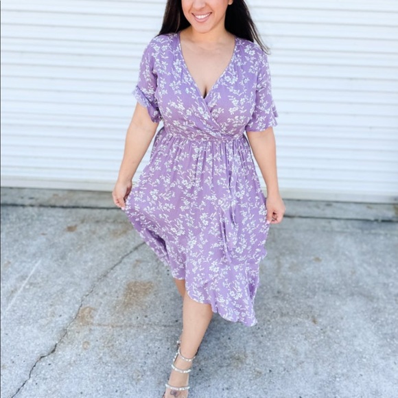 Beautiful lavender woman’s v-neck dress 💜 - Picture 2 of 5